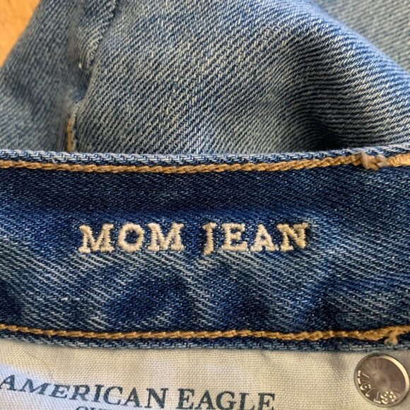 American Eagle Mom Jean Size 0 Short Distressed medium/light wash - Picture 6 of 7